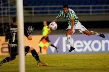 Jefferson Duque, delantero del Nacional de Colombia, fue registrado este jueves al anotarle un gol la Universidad Católica de Chile, durante un partido del Grupo F de la Copa Libertadores, en el estadio Hernán Ramírez Villegas de Pereira (Colombia). EFE/Ernesto Guzmán