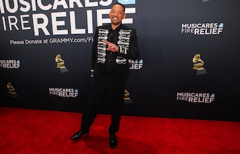 Will Smith asistió al evento luciendo un traje negro con detalles ornamentales en la chaqueta