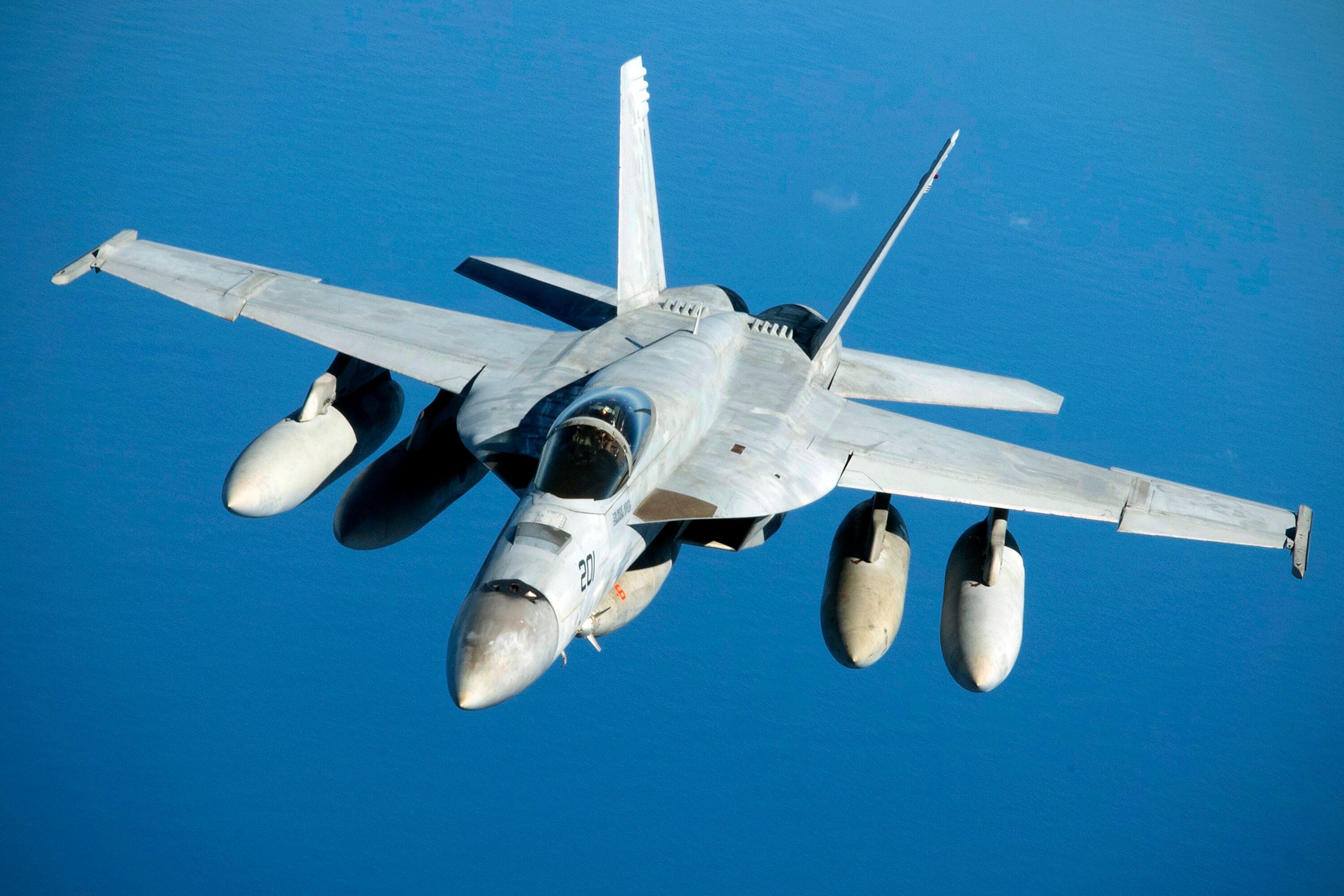 ARCHIVO - En esta fotografía proporcionada por la Fuerza Aérea de Estados Unidos se muestra el avión caza F/A-18 Super Hornet de la Marina durante un vuelo el 17 de julio de 2019. (Senior Airman Elora J. Martinez/U.S. Air Force via AP, Archivo)