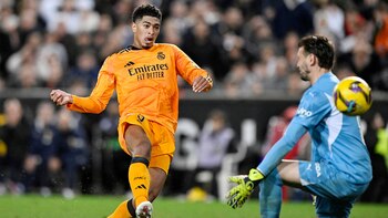 Soccer Football - LaLiga - Valencia v Real Madrid - Estadio de Mestalla, Valencia, Spain - January 3, 2025 Real Madrid's Jude Bellingham scores their second goal REUTERS/Pablo Morano TPX IMAGES OF THE DAY