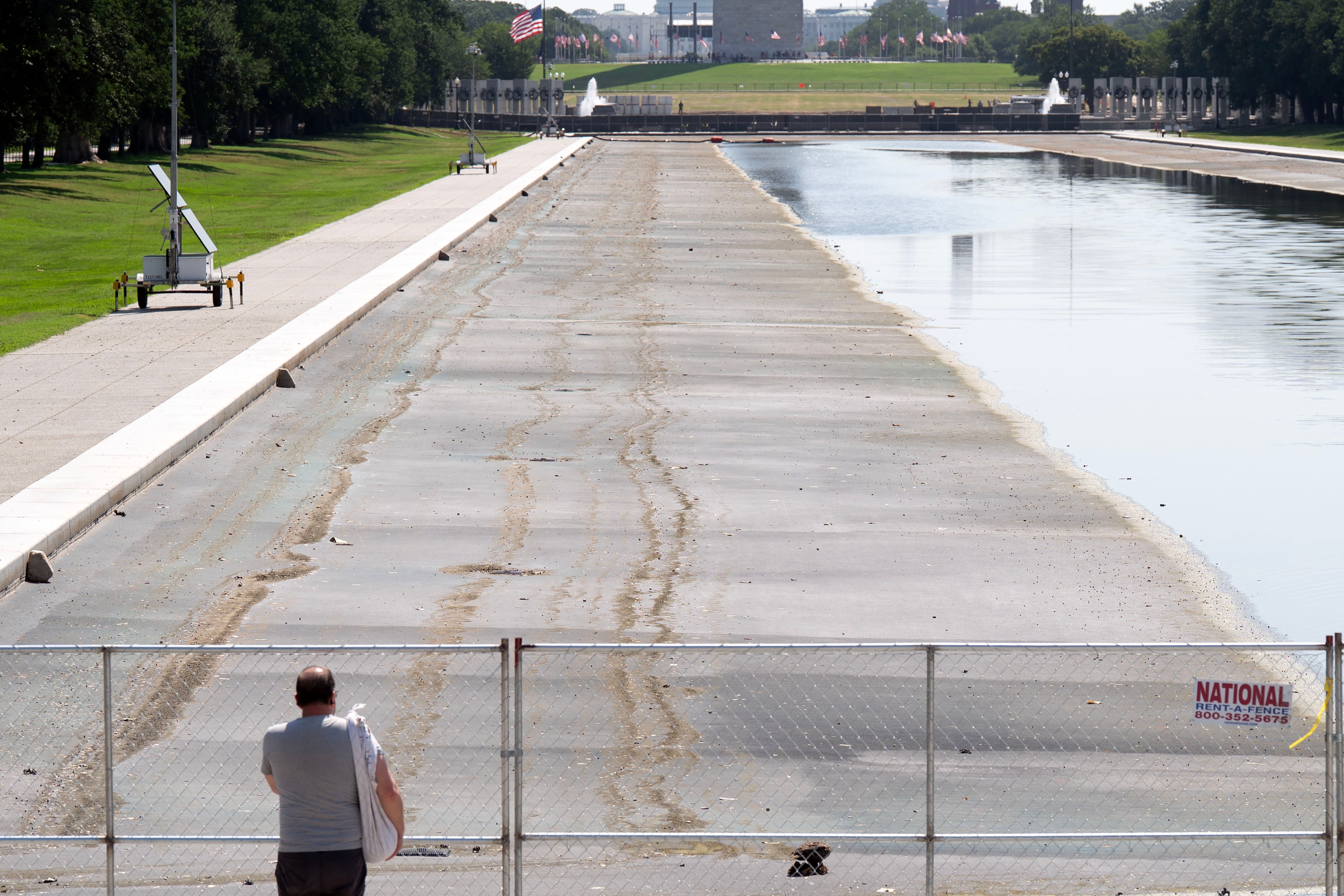 La administración Trump vació la Reflecting Pool del Lincoln Memorial el 14 de julio por presuntos daños de vandalismo (AP Photo/Jose Luis Magana)