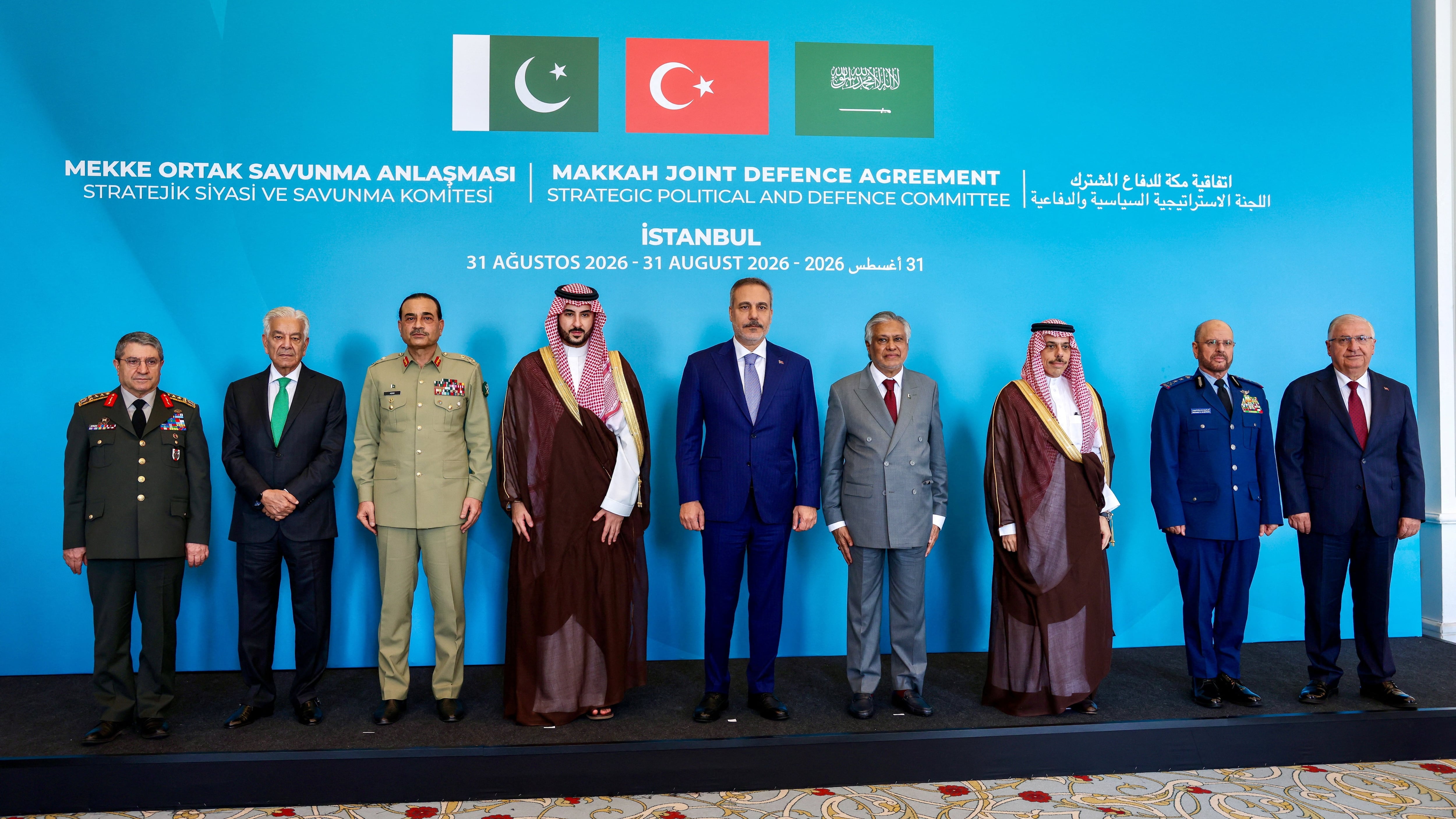 Los cancilleres y ministros de Defensa de Turquía, Pakistán y Arabia Saudita, junto a sus jefes de Estado Mayor, reunidos antes de la primera cumbre ministerial del Acuerdo de Defensa Conjunta de La Meca, en Estambul. (REUTERS/Murad Sezer)