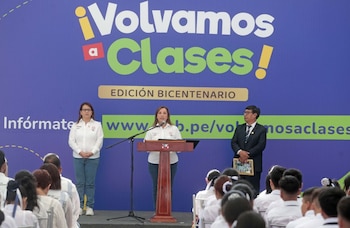 Dina Boluarte estuvo acompañada por