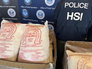 Autoridades estadounidenses aseguraron alrededor de 1.54 toneladas de metanfetamina en el puerto de entrada de Laredo, Texas. (x @HSI_HQ)