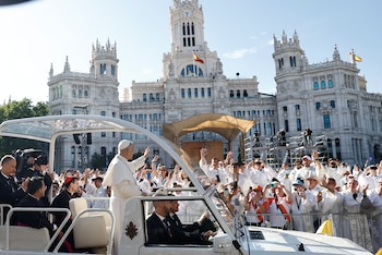 El papa León XIV saluda desde el papa móvil a su llegada a la plaza Cibeles para oficiar la misa del Corpus Christi. (EFE/ Sergio Pérez)