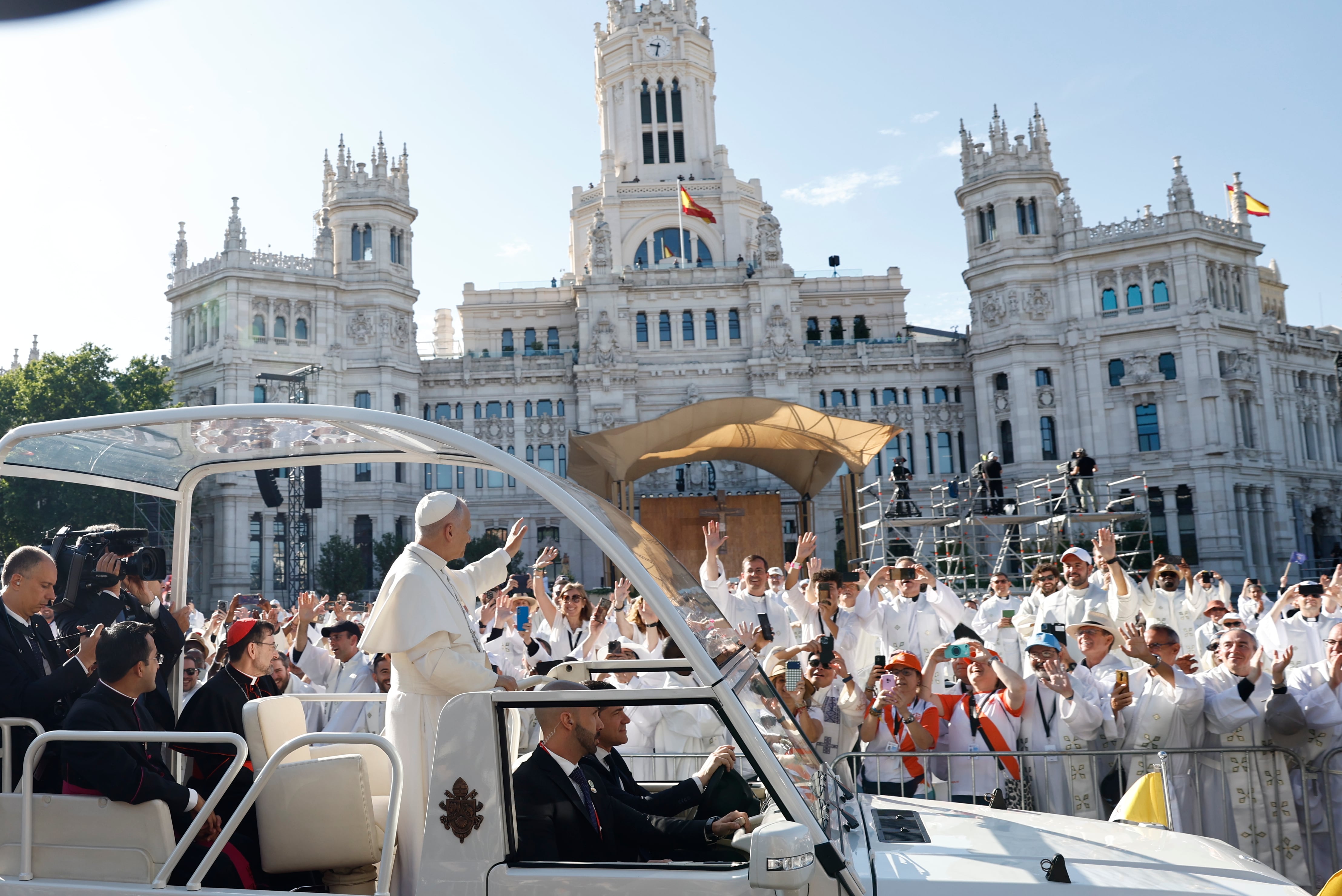 El papa León XIV saluda desde el papa móvil a su llegada a la plaza Cibeles para oficiar la misa del Corpus Christi. (EFE/ Sergio Pérez)