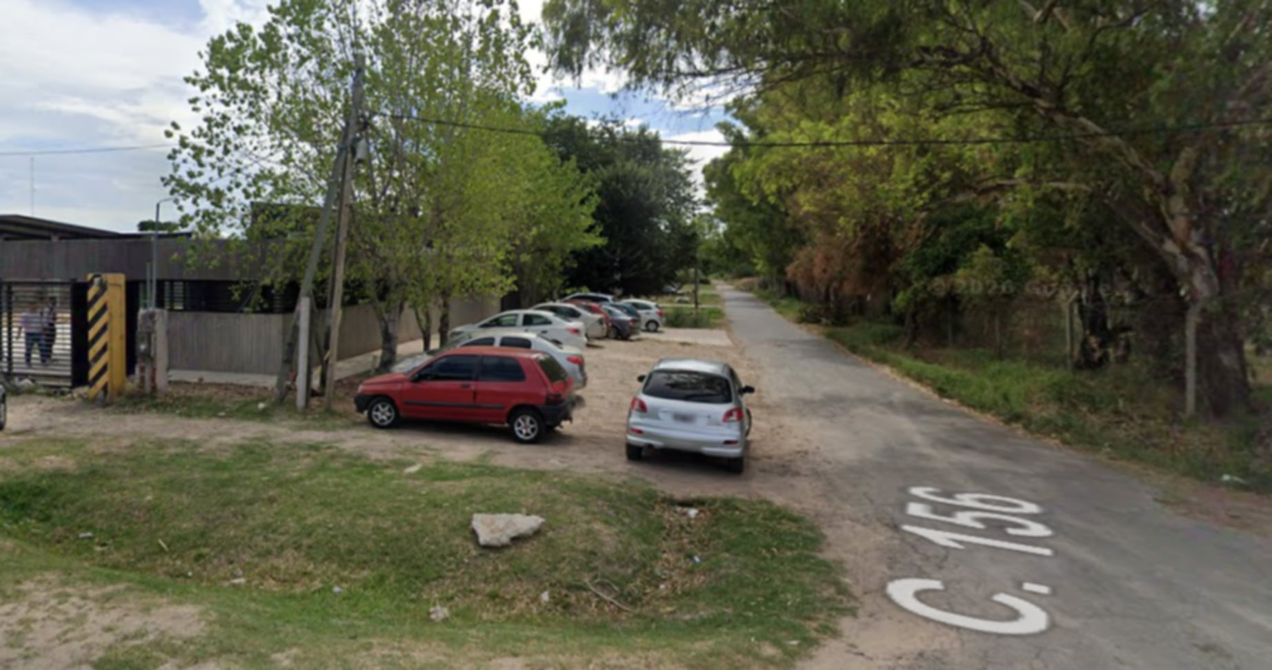 La Calle 156 entre 59 y 60 de La Plata donde un padre y su hijo intentaron robarle la moto a un policía de civil y fueron baleados (Google Maps)