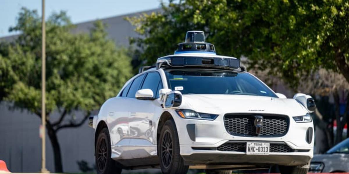 La medida de Waymo responde a incidentes recientes en los que vehículos autónomos quedaron atascados en calles anegadas por lluvias intensas (X)