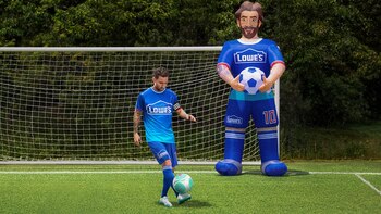 La venta exclusiva del inflable Messi comienza el 18 de mayo en el sitio web de Lowe’s y cubrirá las once ciudades estadounidenses sede del Mundial 2026 (Lowe's - Fox News)