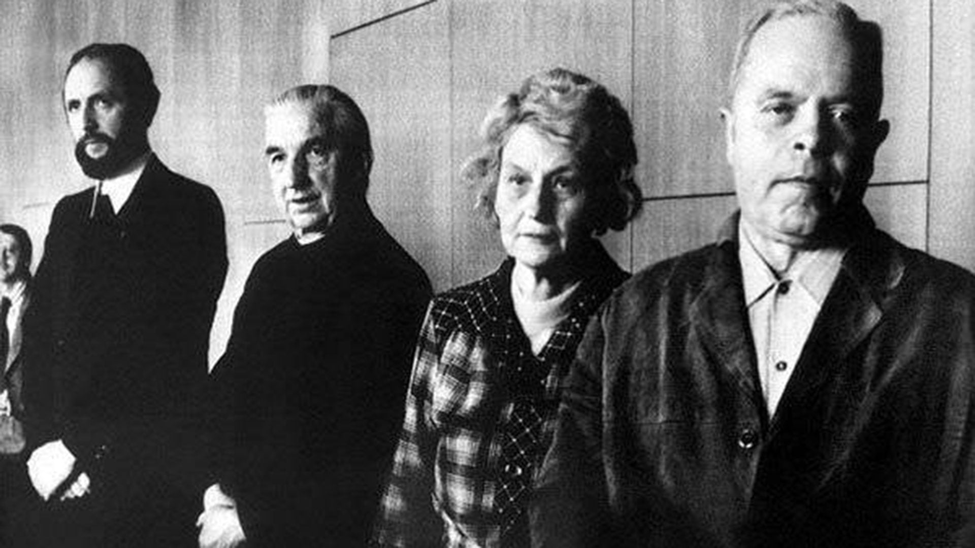 Durante en juicio, los sacerdotes Ernst Alt y Arnold Renz y los padres de Anneliese, Anna y Josef Michel