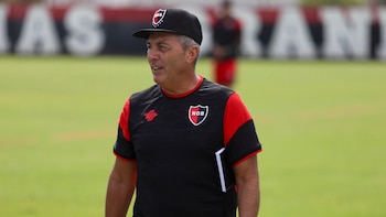 El técnico de Newell’s Frank Kudelka protagonizó un accidente en Rosario: una motociclista resultó herida