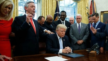 Donald Trump con un grupo