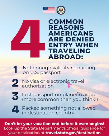 Infografía con bandera de Estados Unidos, sello oficial y texto que lista cuatro razones para la denegación de entrada a estadounidenses en el extranjero. Ala de avión sobre cielo