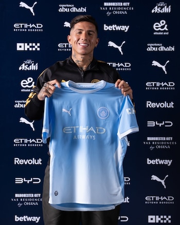 Enzo Fernández posó con la camiseta del Manchester City