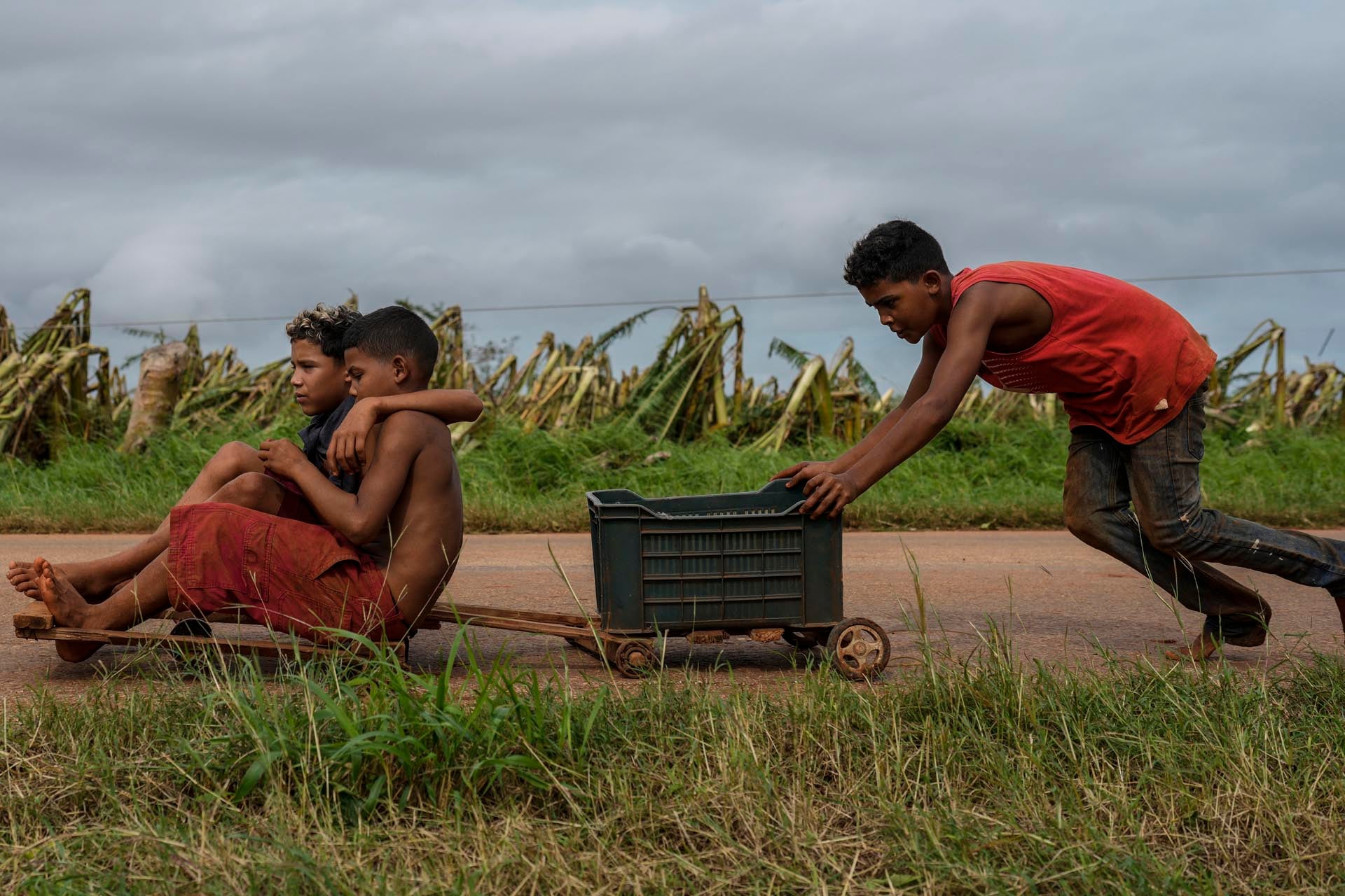 Niños juegan en una carretera junto a una plantación de bananos en Güira de Melena, Cuba (Foto AP/Ramón Espinosa/Archivo)
