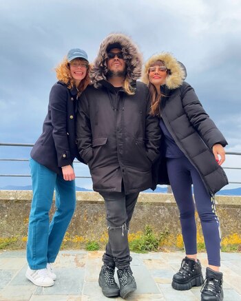 Celeste junto a su hermano