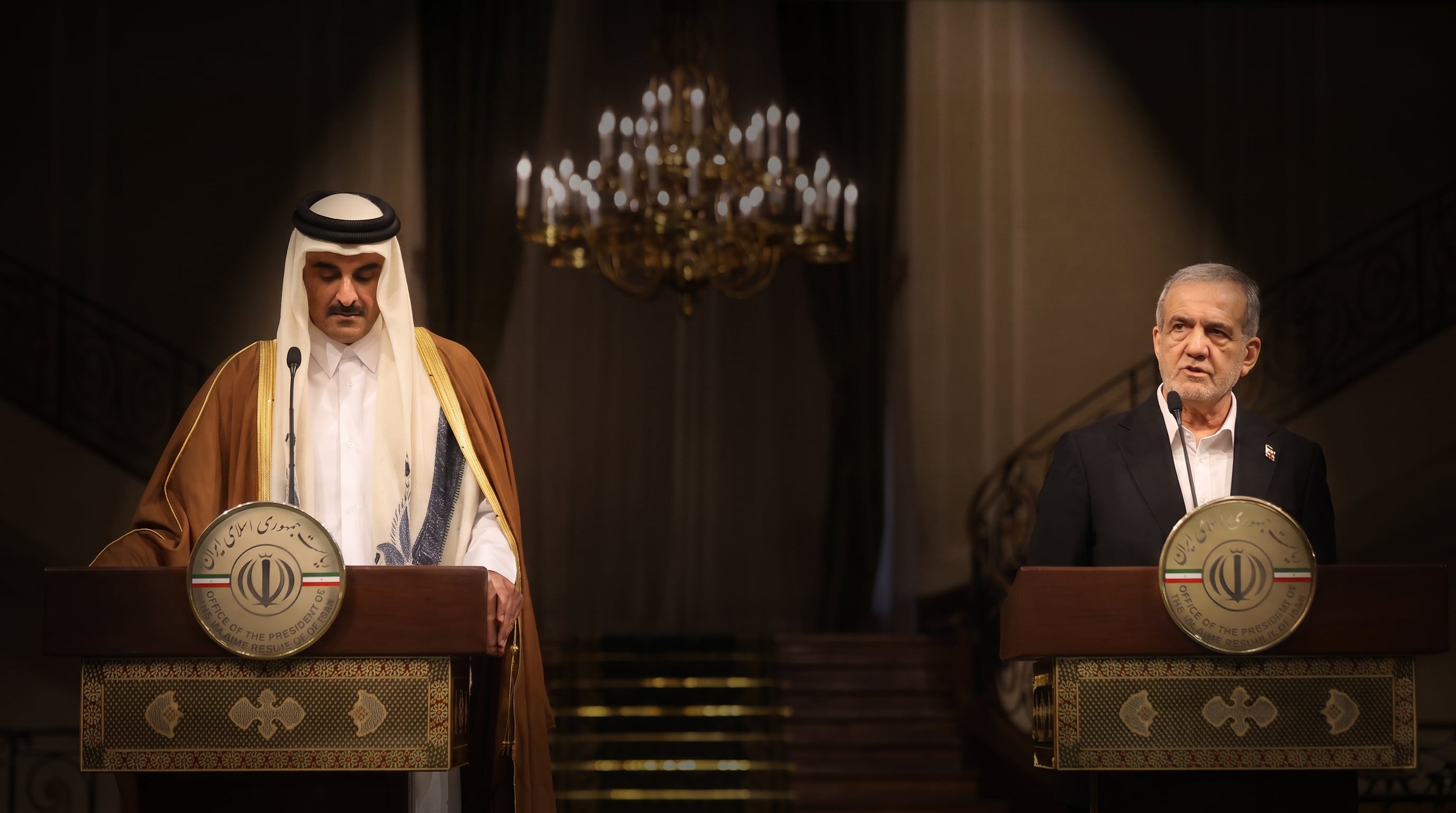 El emir Tamim bin Hamad Al Thani habla junto al presidente de Irán, Masoud Pezeshkian, durante una conferencia en Teherán (Majid Asgaripour/WANA/via REUTERS) (Imagen Ilustrativa Infobae)