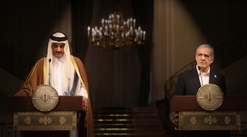 El emir Tamim bin Hamad Al Thani habla junto al presidente de Irán, Masoud Pezeshkian, durante una conferencia en Teherán (Majid Asgaripour/WANA/via REUTERS)