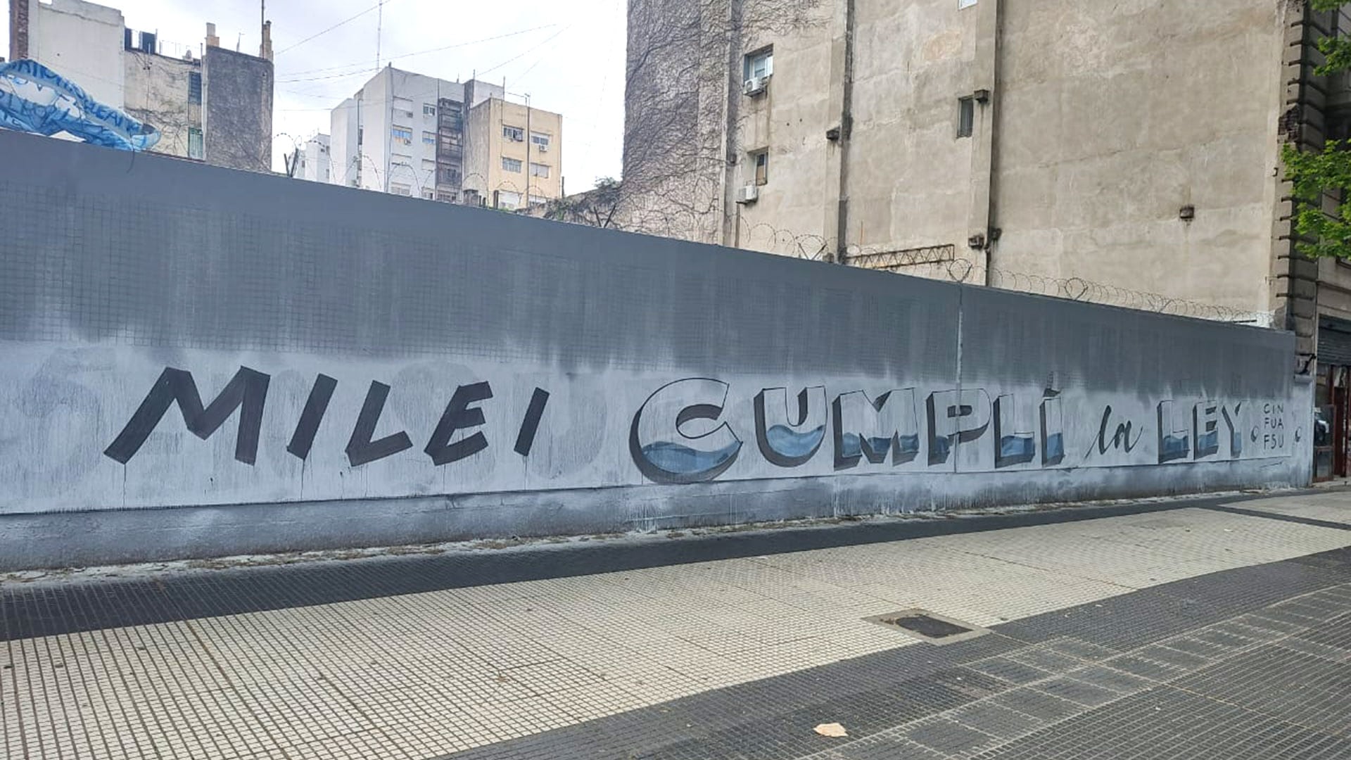 Una de las pintadas con la consigna de la jornada