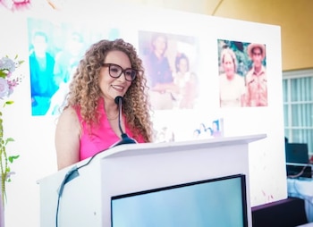 Esmeralda Mancía inició su carrera en la industria cosmética en 1991 y pasó de la línea de producción al laboratorio, donde orientó su formación hacia la cosmética. /(Redes sociales de Dania González)