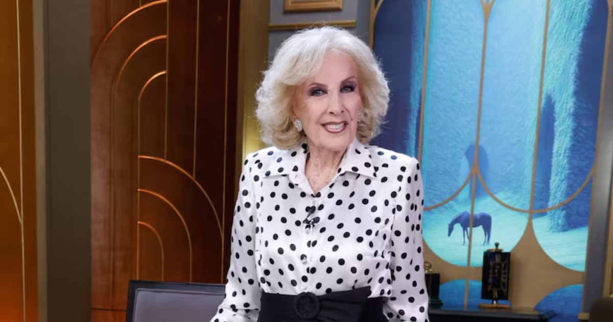 Mirtha Legrand celebró el Día de la Bandera con un look patrio y una mesa de invitados destacados
