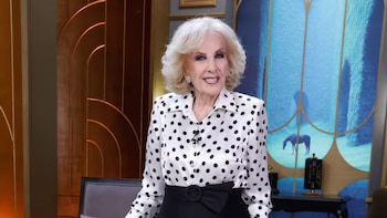 El look de Mirtha Legrand para celebrar el Día de la Bandera: vestido bordado en cristales y escarapela