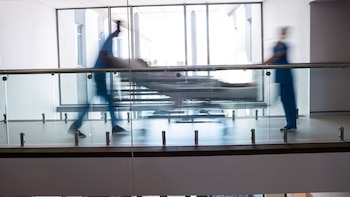 Un brote de sarna noruega afecta a un paciente y 20 sanitarios en el Hospital de Conxo (Galicia)