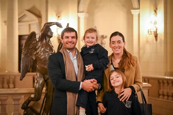 Sena junto a su familia