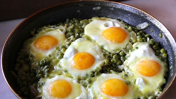 Guisantes frescos con huevo, la receta más fácil, saludable y rica con el mejor producto de la primavera