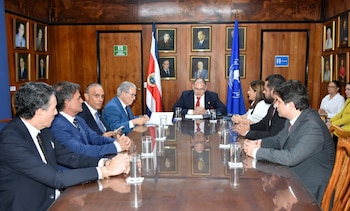 Las autoridades de ambos países aseguraron que la información contenida en el carné será manejada bajo estrictos protocolos de confidencialidad y protección de datos personales. Crédito: Ministerio de Salud Costa Rica