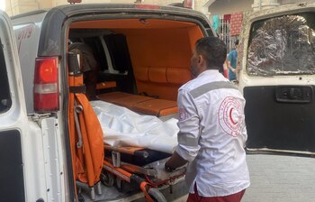 Un palestino herido es trasladado
