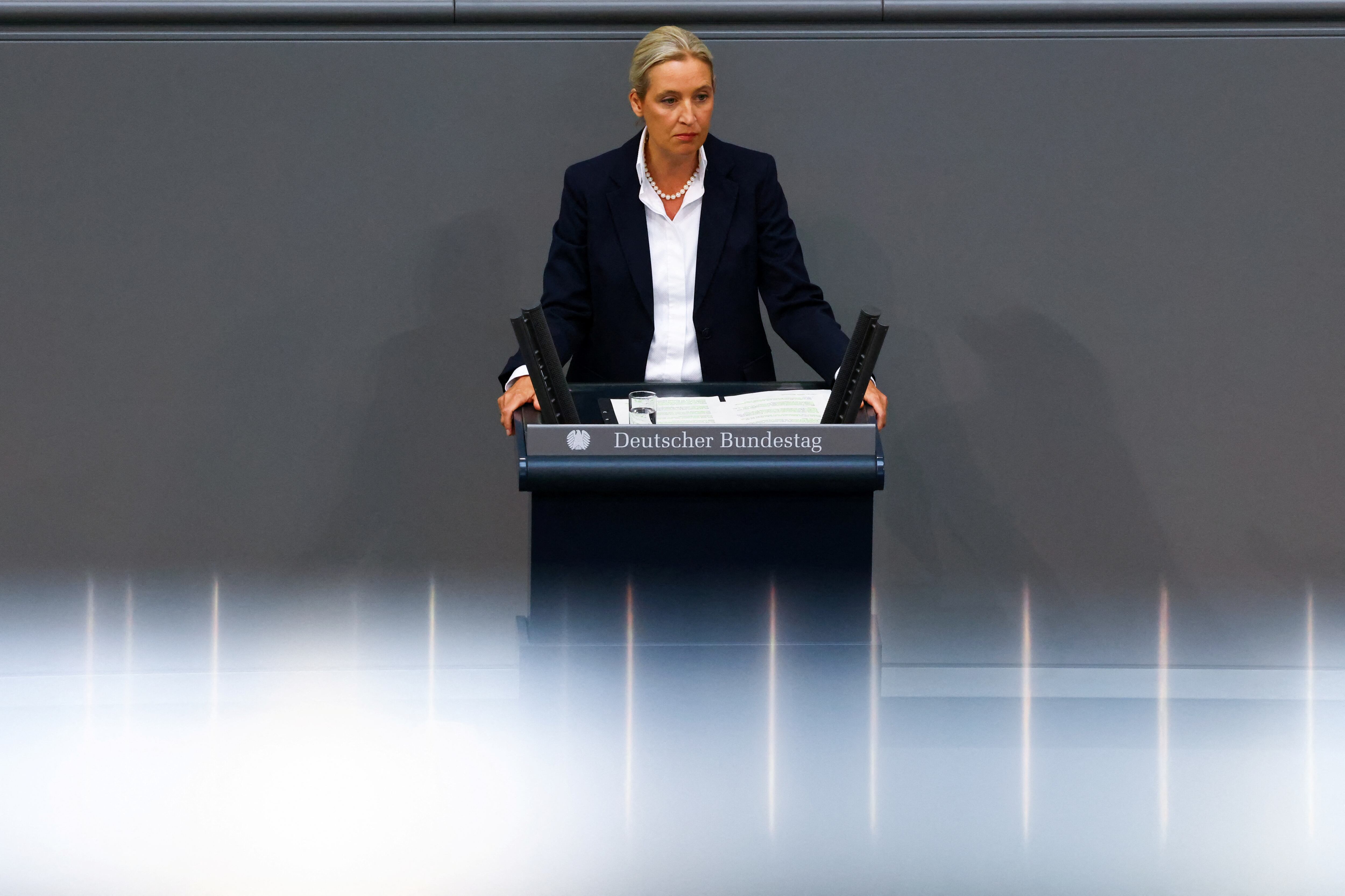 La colíder del partido de extrema derecha Alternativa para Alemania (AfD), Alice Weidel, habla durante una sesión de la cámara baja del parlamento alemán, el Bundestag, en Berlín, Alemania, el 24 de junio de 2025. REUTERS/Nadja Wohlleben