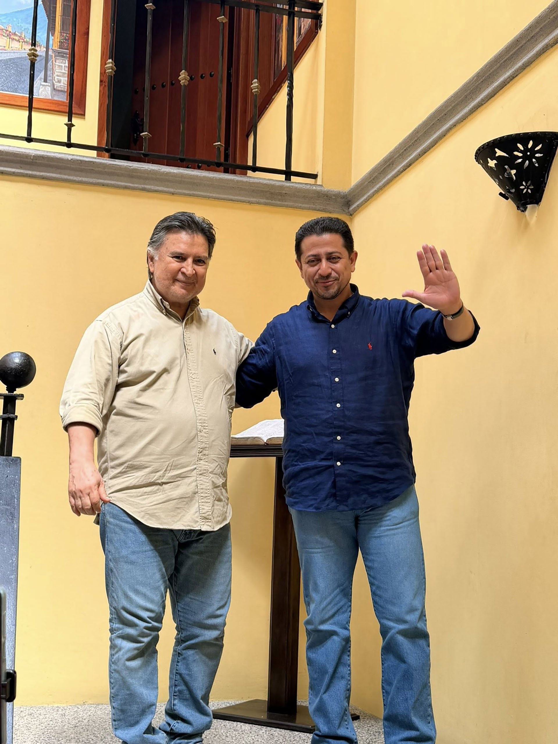 El diputado Nery Ramos y el expresidente Alfonso Portillo posan juntos en Guatemala, marcando un nuevo paso en la formación de un proyecto político.