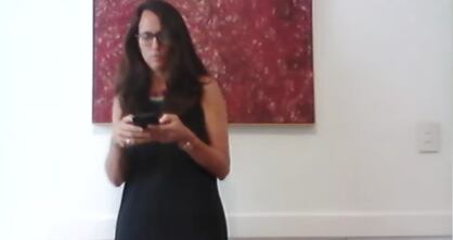 Elizabeth Gómez Alcorta en un cuarto intermedio