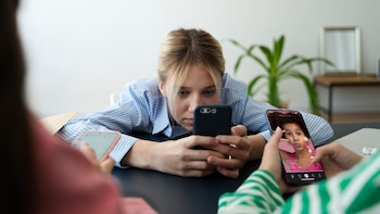 Por esto dependemos tanto de las redes sociales en la actualidad, según un sociólogo