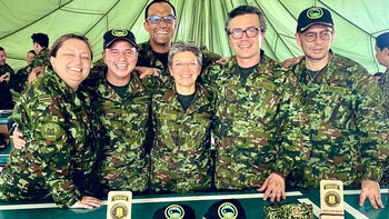 De camuflado y con fusil,