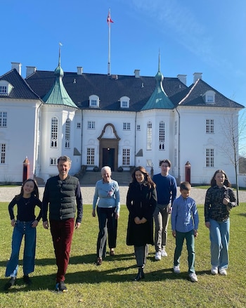 La familia real danesa en el Castillo de Marselisborg durante sus vacaciones (Instagram / @detdanskekongehus)