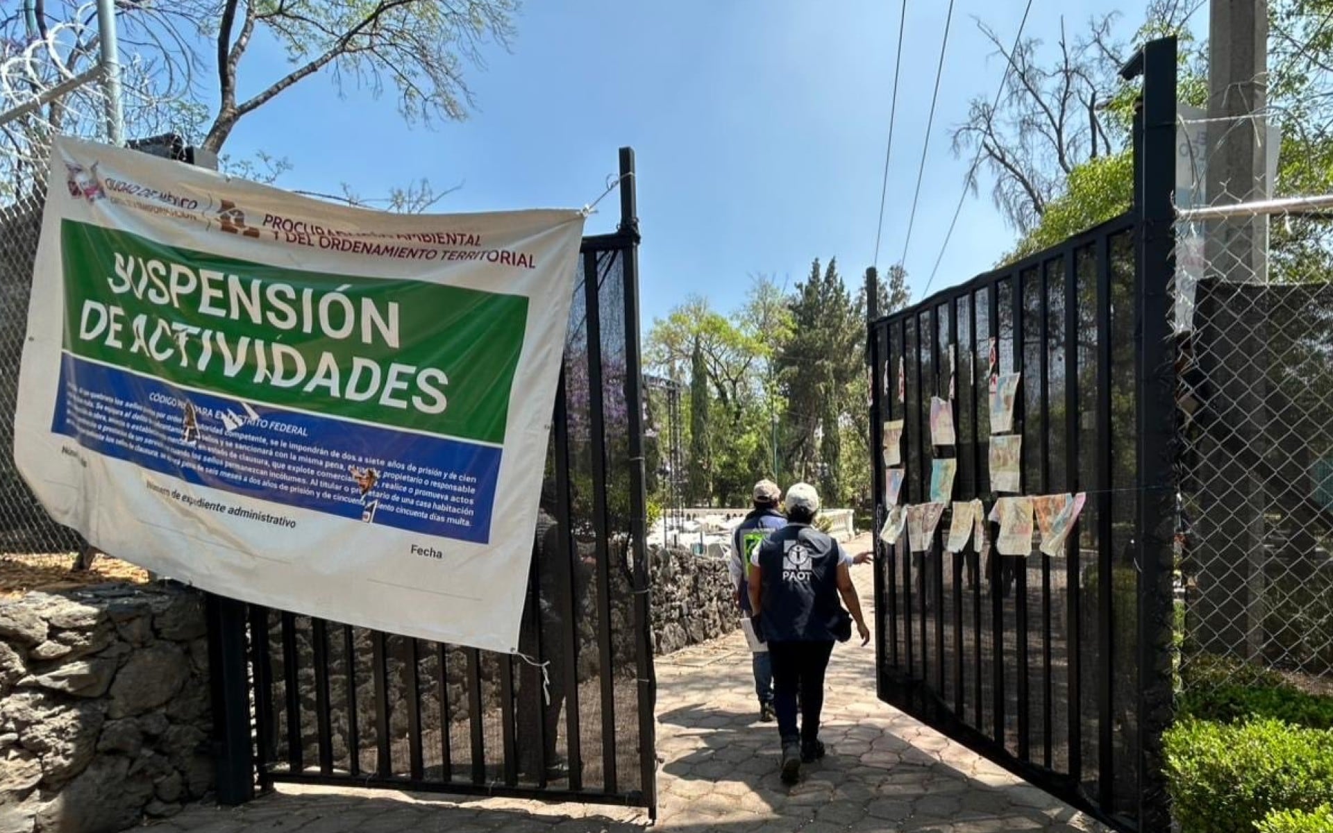 La PAOT y el INVEA realizaron el levantamiento provisional de sellos de suspensión en Parque Lira, con el objetivo de retirar mobiliario y estructuras del evento “Alicia en el País de las Maravillas”. Foto: X/@PAOTmx.