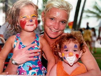 Alexia Keglevich posa sonriente junto