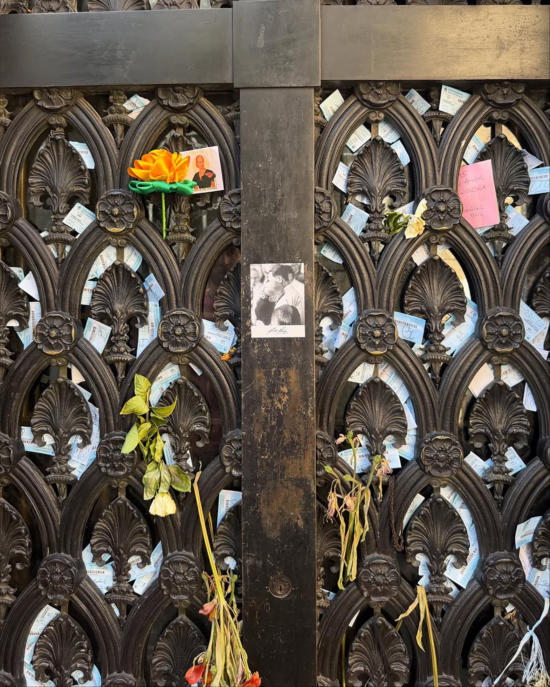 Recuerdos de su visita a la tumba de Eva Perón, en el cementerio de La Recoleta