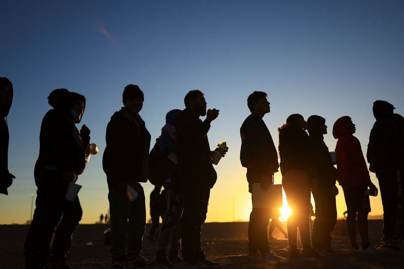 Foto de Archivo: Migrantes que buscan asilo en Estados Unidos hacen fila para recibir alimentos donados por líderes religiosos en Ciudad Juárez, México. 18 de diciembre de 2024. REUTERS/Jose Luis Gonzalez - RC2SRBAUZLU7