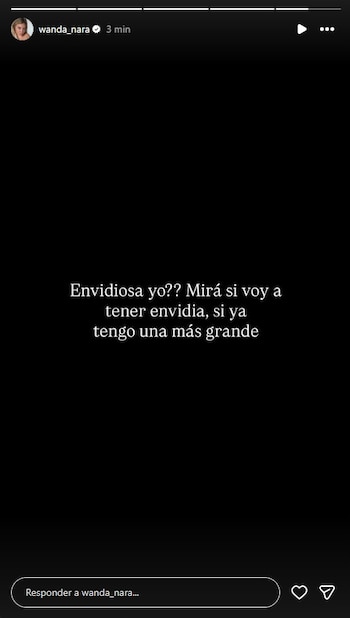 Captura de pantalla de una historia de Instagram de Wanda Nara sobre un fondo negro, con texto blanco que dice: 'Envidiosa yo?? Mirá si voy a tener envidia, si ya tengo una más grande'
