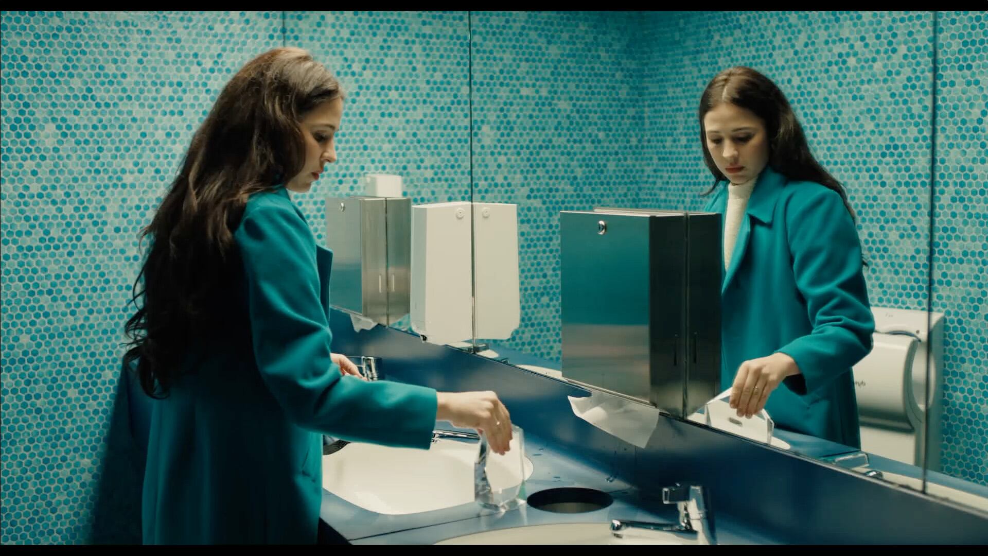 Lina es una profesional exitosa, que recibe un premio en Ginebra. Algo se desata a partir de esta situación.