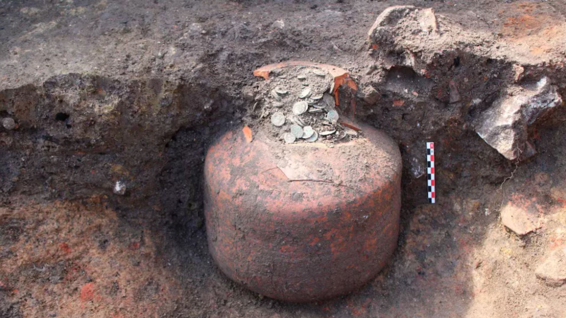 Arqueólogos descubren miles de monedas conservadas en ánforas en el jardín de un hombre: algunas llevan ahí desde finales del periodo galo hasta el romano