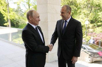 Radev mantiene una postura crítica frente a las sanciones a Rusia y defiende el diálogo con Moscú (Reuters)