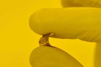 Desarrollan un sensor blando para monitorear la actividad del corazón y el cerebro