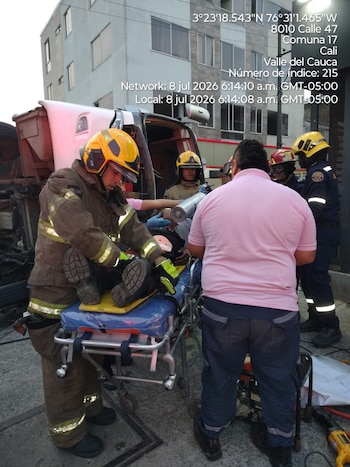 Las autoridades de Movilidad trabajaron en la atención del siniestro junto con el Cuerpo de Bomberos en Cali - crédito Bomberos Cali