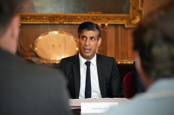 El primer ministro Rishi Sunak dialoga con los directivos de universidades y representantes de la Unión de Estudiantes Judíos en Downing Street (Carl Court/Pool via REUTERS)
