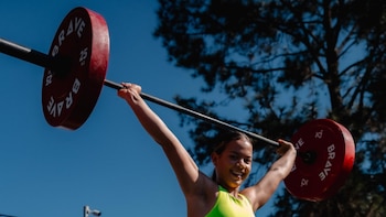 Se hizo viral a los 12 años al caerse mientras levantaba pesas y hoy es campeona sudamericana con más de un millón y medio de seguidores