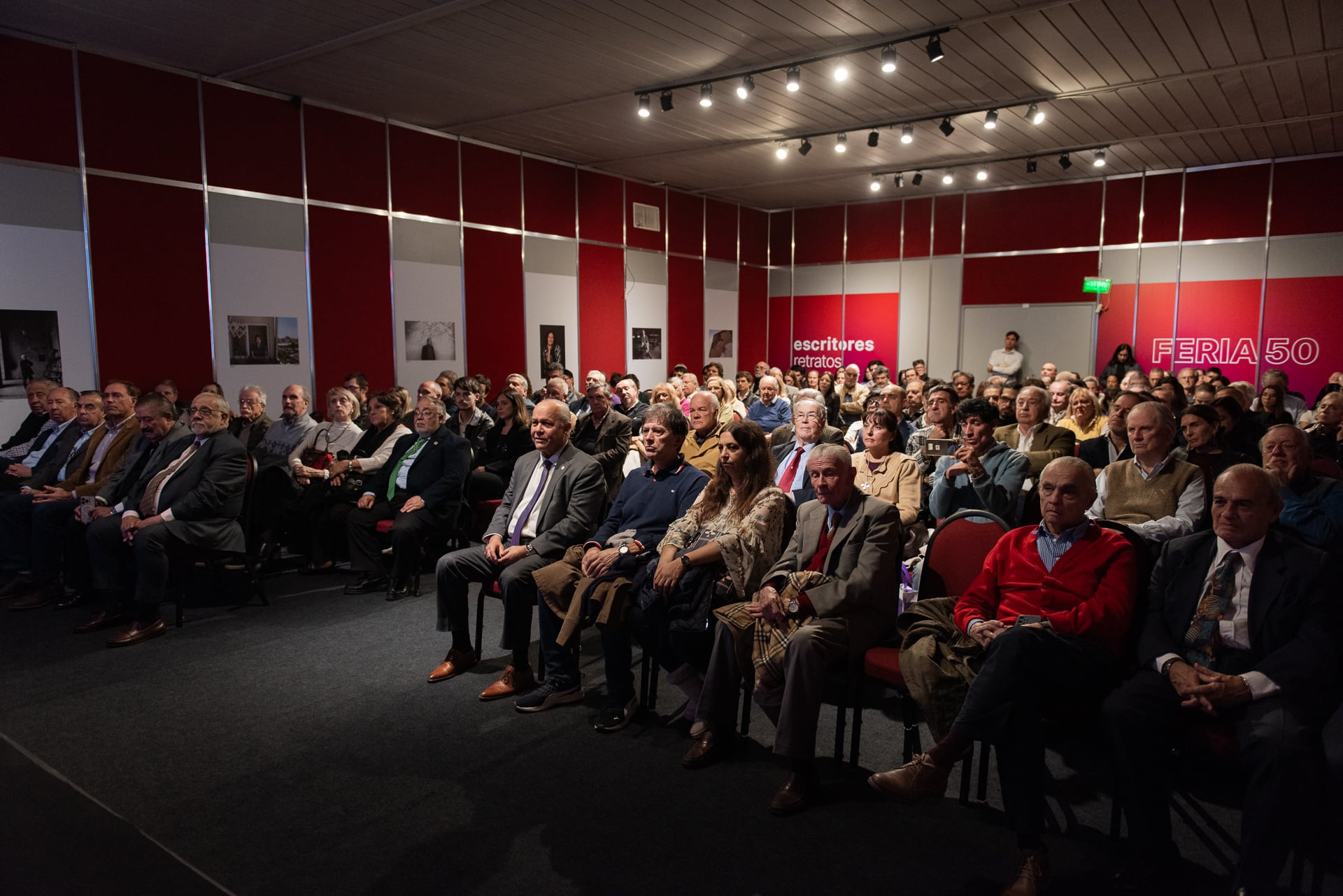 El público siguió la charla de Yofre en la sala Julio Cortázar.